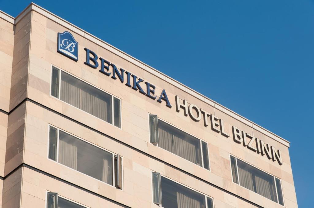 un edificio con el cartel encima en Benikea Hotel Bizinn, en Wonju