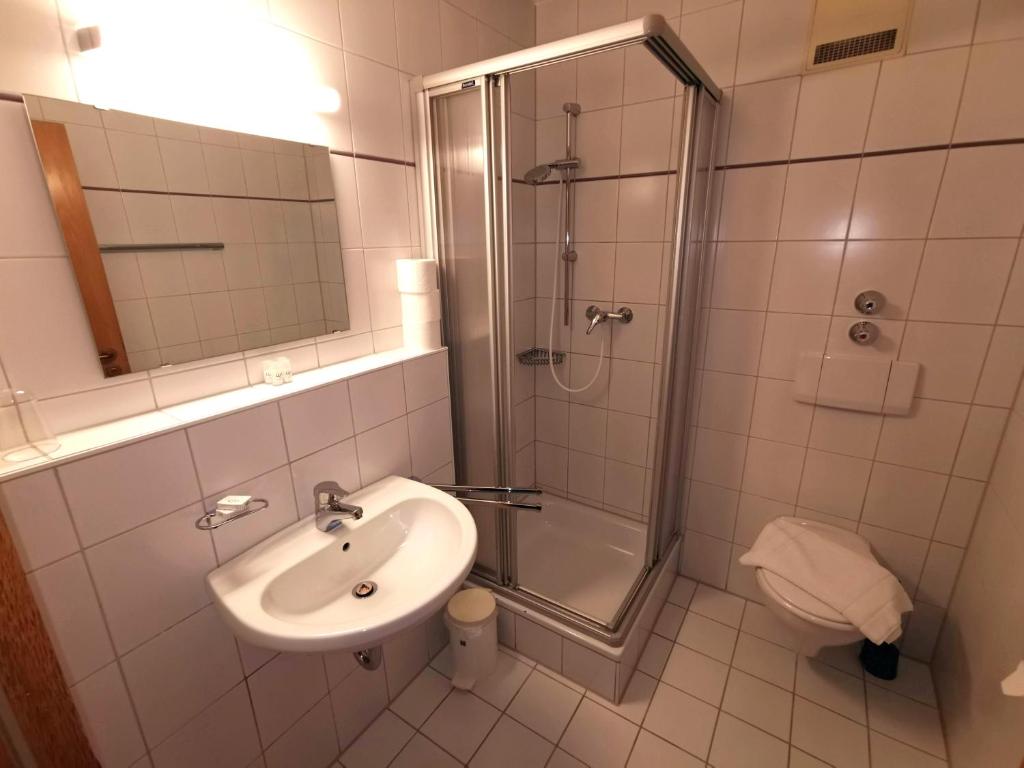 A8 Hotel im Darchinger Hof Bed & Breakfast - Zwischen Holzkirchen und Weyarn - Zwischen München Salzburg und Innsbruck - Kurz vor dem Irschenberg - Double Room With Private Bathroom