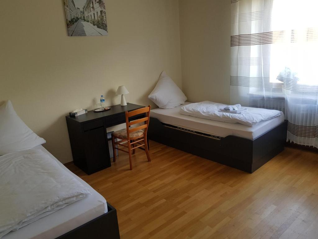 Ein Bett oder Betten in einem Zimmer der Unterkunft Landgasthaus Klosterhof