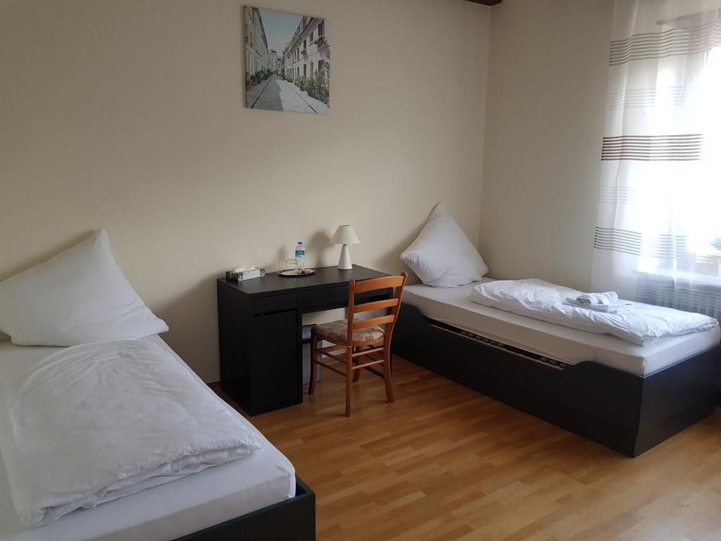 Ein Bett oder Betten in einem Zimmer der Unterkunft Landgasthaus Klosterhof