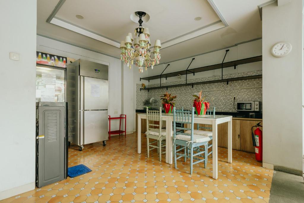 Kuchyň nebo kuchyňský kout v ubytování Urbanest Inn House TB Simatupang