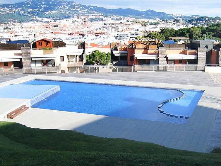 una gran piscina azul en la parte superior de un edificio en Sunny apartment Sa Boadella big solarium sea view en Lloret de Mar