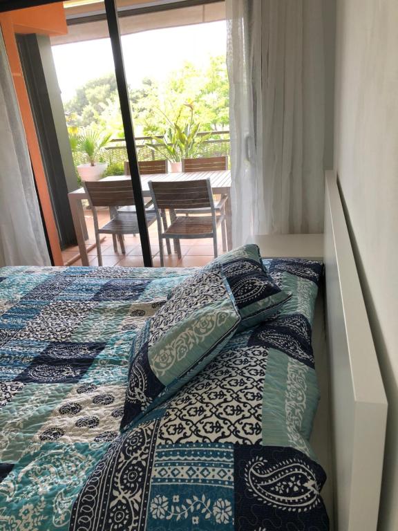 Posteľ alebo postele v izbe v ubytovaní Sunny apartment Sa Boadella big solarium sea view