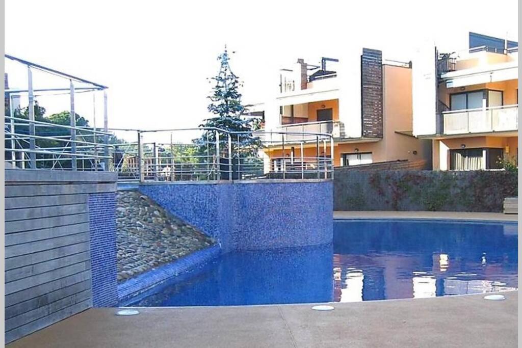 Bazén v ubytovaní Sunny apartment Sa Boadella big solarium sea view alebo v jeho blízkosti
