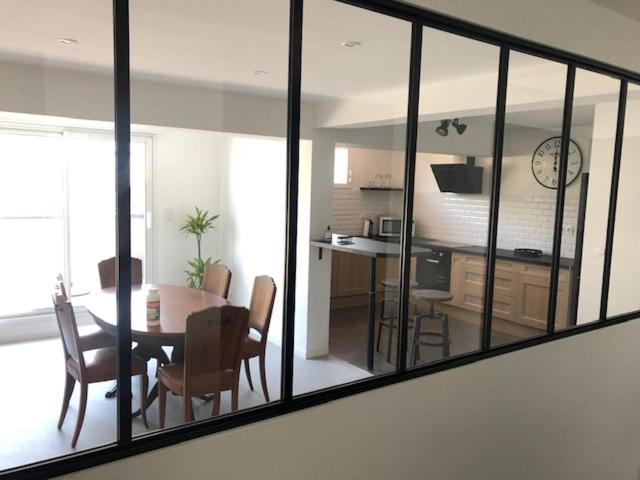 une table à manger dans un miroir dans l'établissement Loft Rêve du Soir 125 m2 climatisé 350 m de la gare, à Lourdes