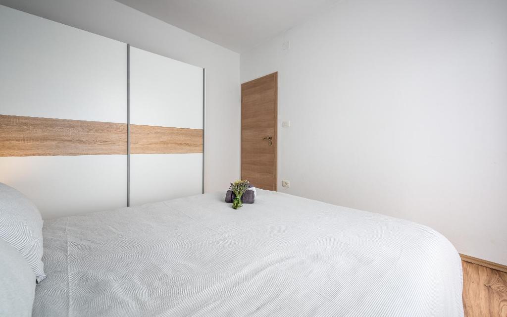 Postel nebo postele na pokoji v ubytování Apartments Drenje 294