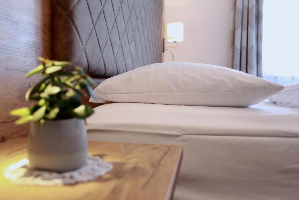 Postel nebo postele na pokoji v ubytování Hotel-Restaurant am Hochfuchs