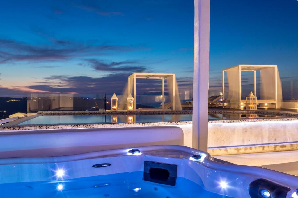 Bazén v ubytování Colours of Mykonos Luxury Residences & Suites nebo v jeho okolí