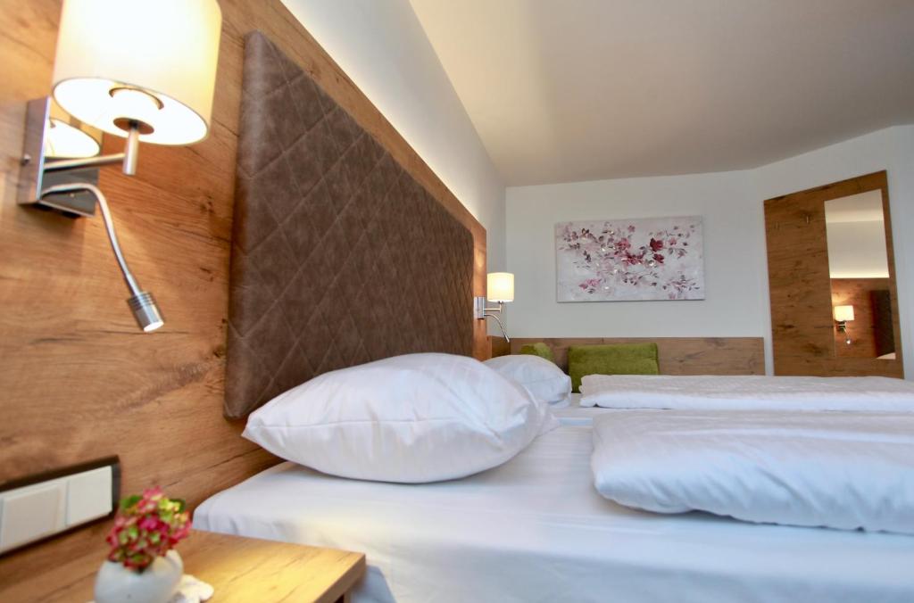 Postel nebo postele na pokoji v ubytování Hotel-Restaurant am Hochfuchs
