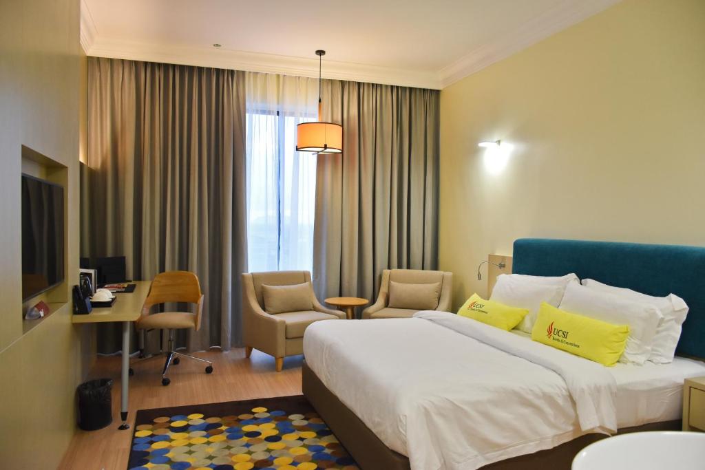 Postel nebo postele na pokoji v ubytování UCSI Hotel Kuching