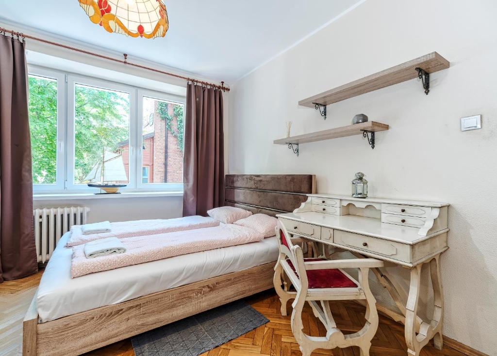 sypialnia z łóżkiem z biurkiem i oknem w obiekcie Mieszkanie Next - ACCO RENT w mieście Sopot