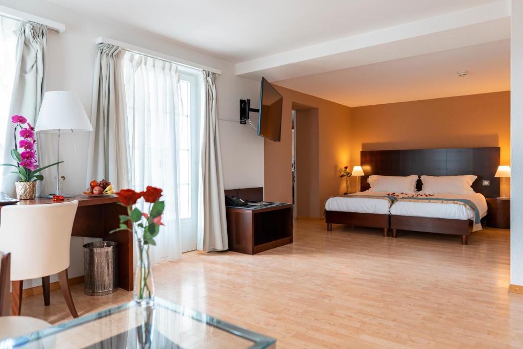 Postel nebo postele na pokoji v ubytování SWISS HOTEL LA COURONNE