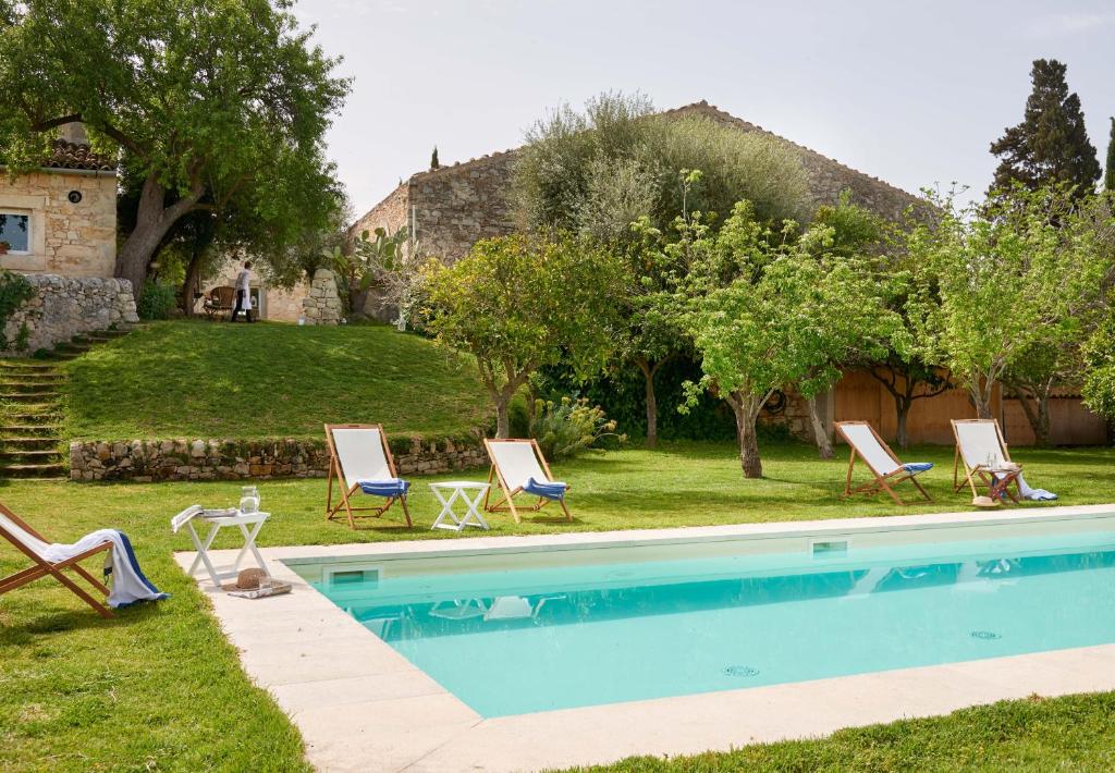 - une piscine dans la cour d'une maison dans l'établissement Baglio Occhipinti, à Vittoria