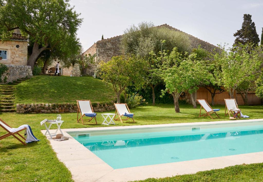 una piscina nel cortile di una casa di Baglio Occhipinti a Vittoria