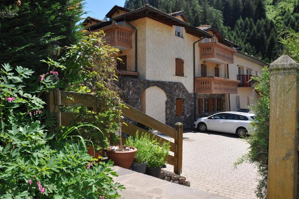 uma casa com um carro estacionado em frente em Hotel Residence Rosa em San Lugano