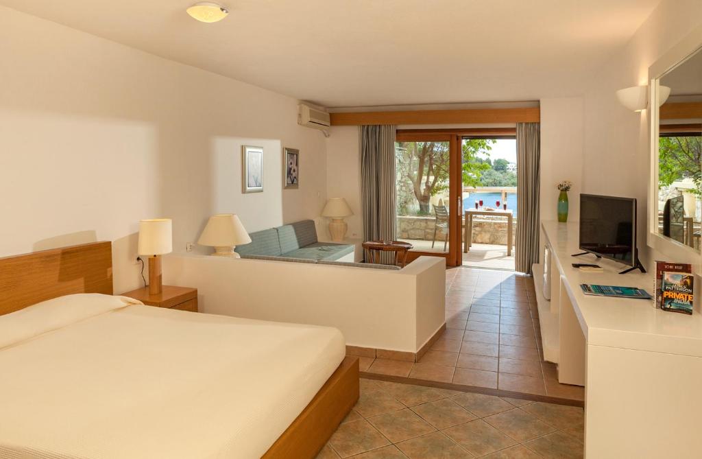 TV a/nebo společenská místnost v ubytování Cape Kanapitsa Hotel & Suites