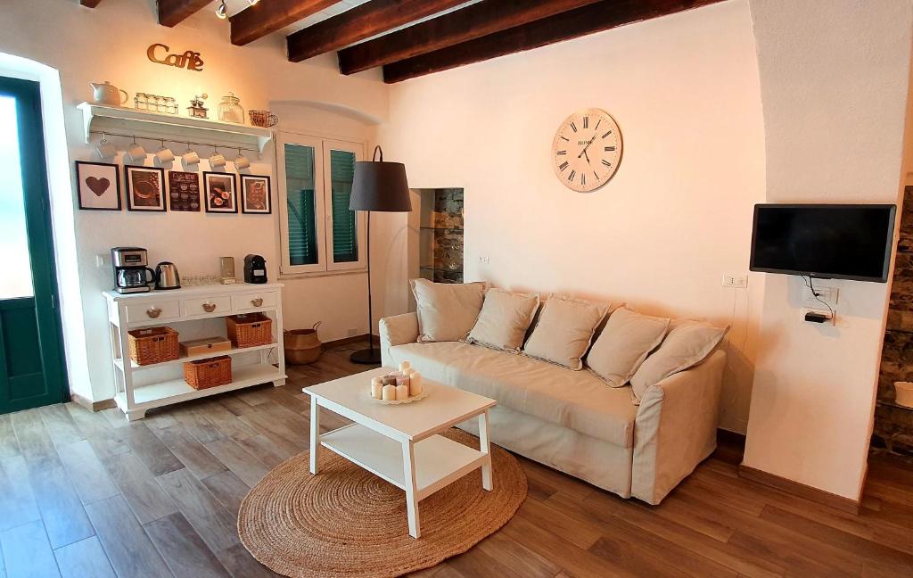 a living room with a couch and a table at C'era una volta Appartamento OPEN SPACE Sestri Levante in Sestri Levante