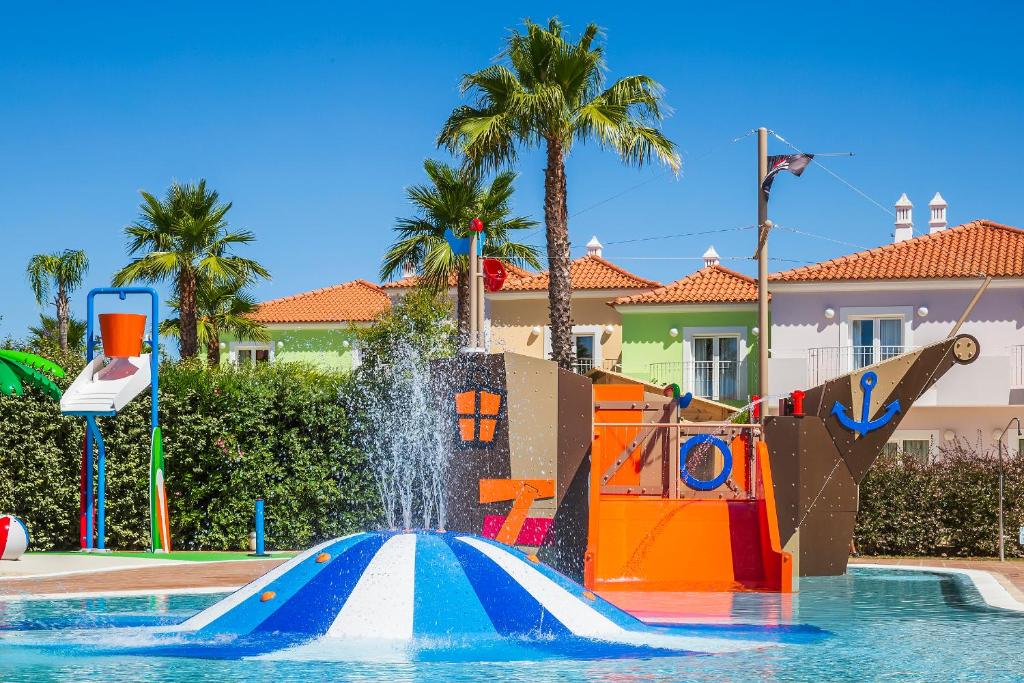 un tobogán de agua en una piscina de un complejo en Eden Resort en Albufeira