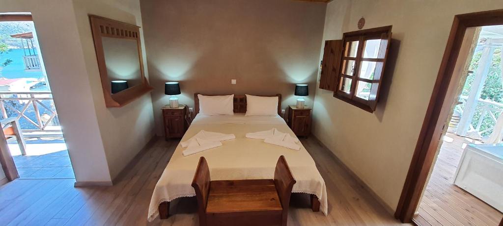 Posteľ alebo postele v izbe v ubytovaní Akrotiri B&B