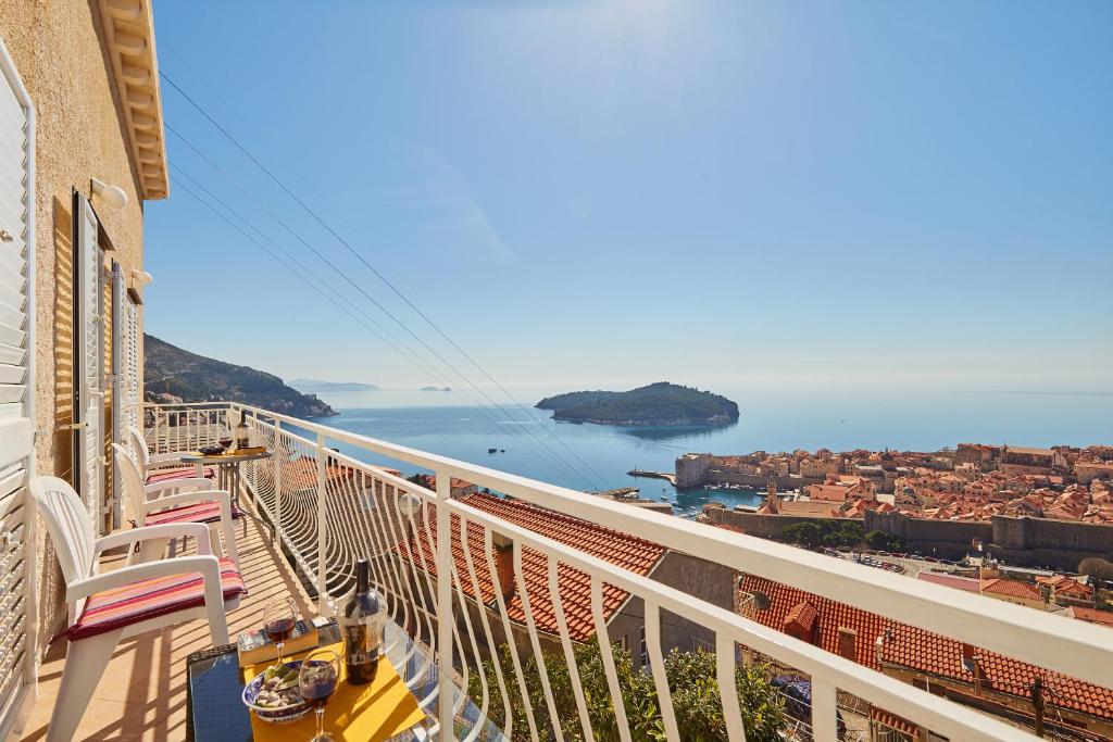 uma varanda com cadeiras e vista para a água em Guest House Medzalin em Dubrovnik