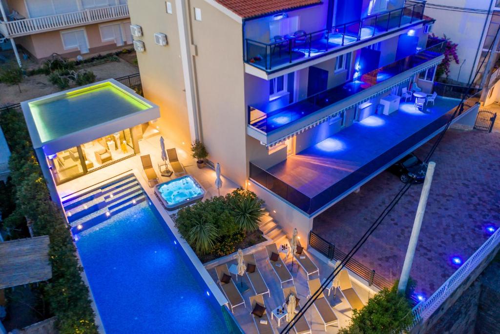 Der Swimmingpool an oder in der Nähe von Villa Mandalinic