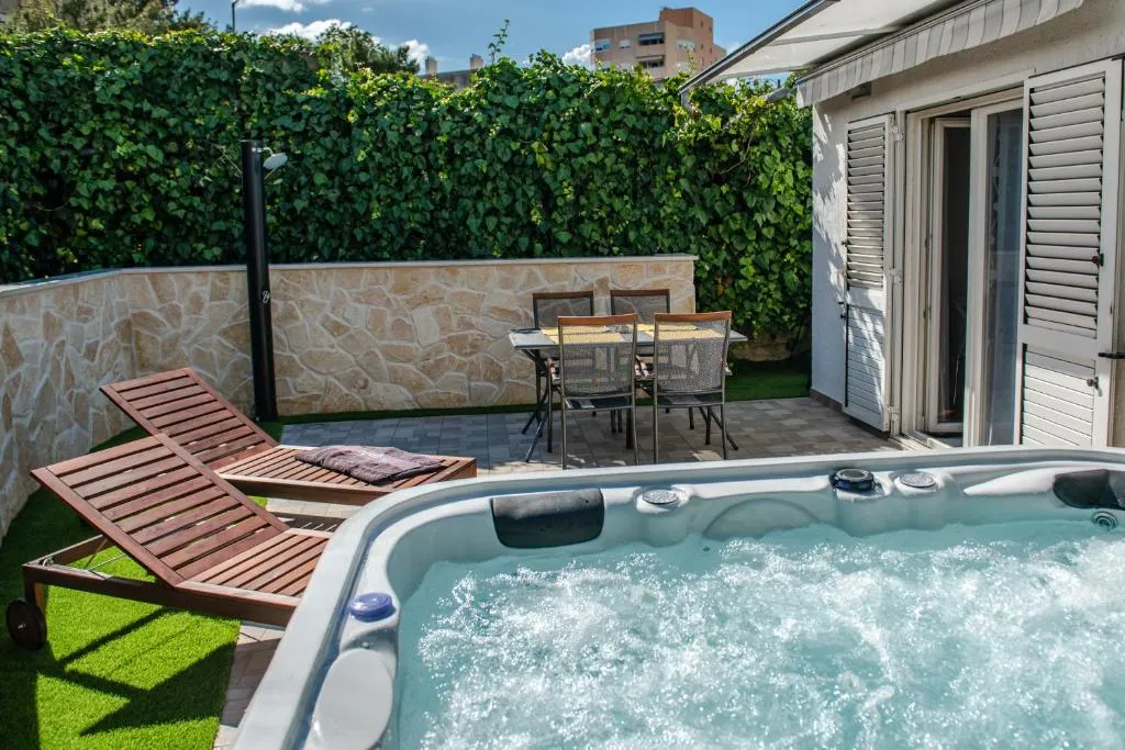 Apartment Pebbles - With Jacuzzi, Split, Croaţia