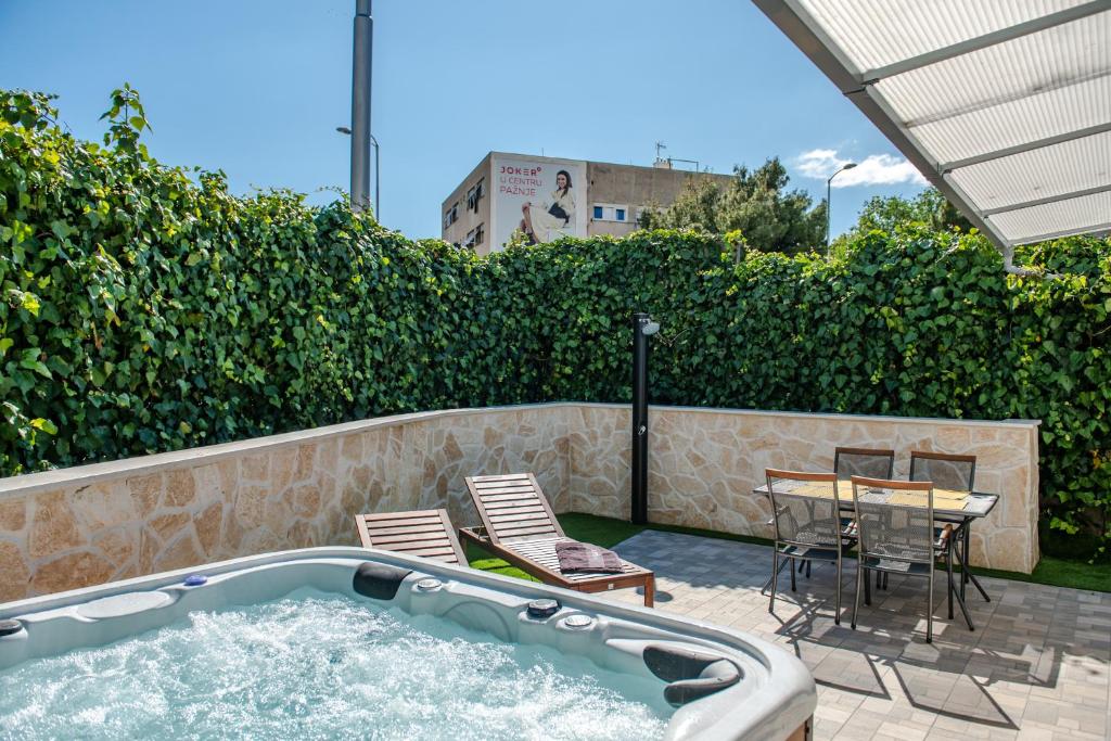 Bazén v ubytovaní Apartment Pebbles - With Jacuzzi alebo v jeho blízkosti