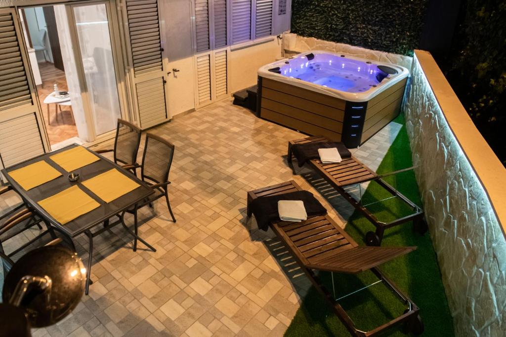 Bazén v ubytovaní Apartment Pebbles - With Jacuzzi alebo v jeho blízkosti