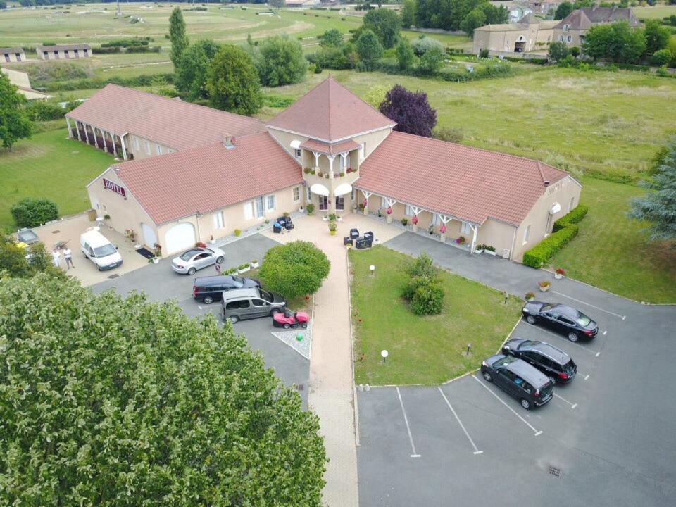 una vista aérea de una casa grande con aparcamiento en saint odilon en Cluny