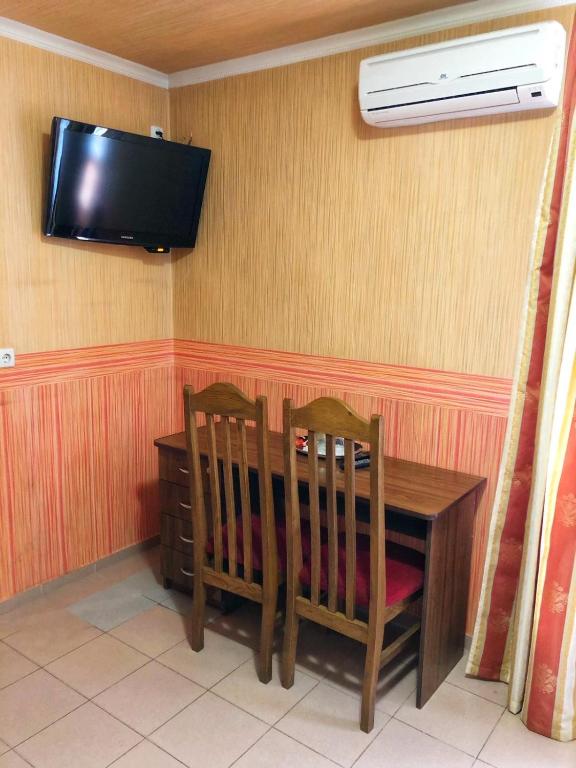 TV a/nebo společenská místnost v ubytování Kontinent Hotel