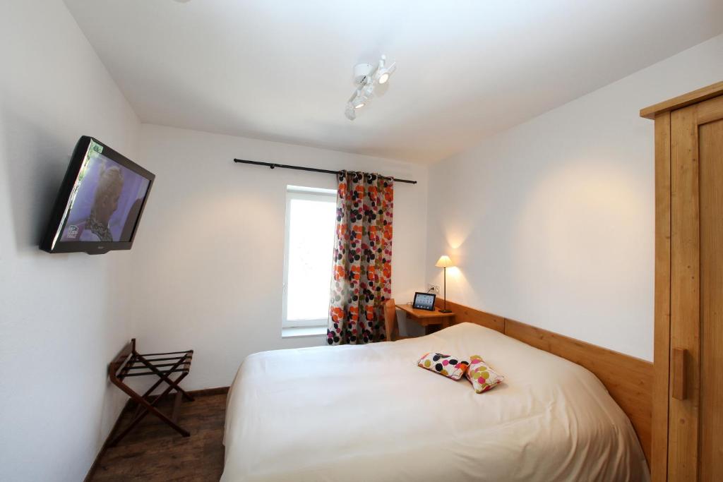 Postel nebo postele na pokoji v ubytování Logis Hotel Le Nouvel