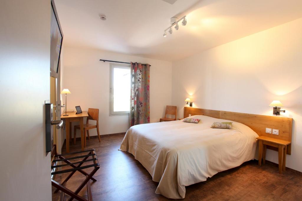 Postel nebo postele na pokoji v ubytování Logis Hotel Le Nouvel