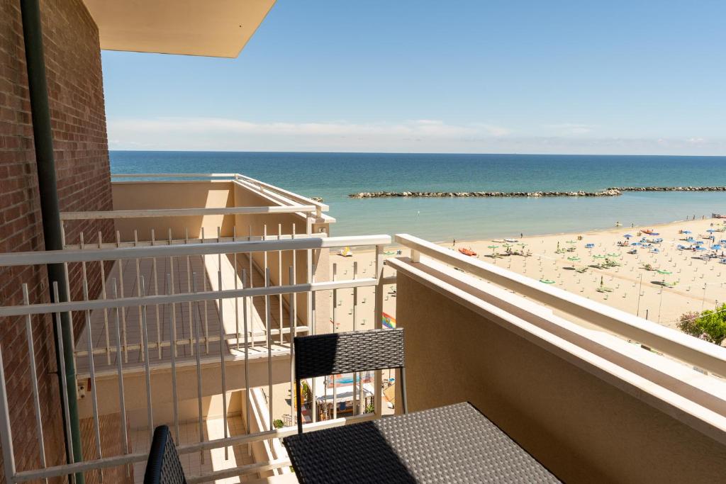 balcón con vistas a la playa en Residenza Las Vegas en Bellaria-Igea Marina