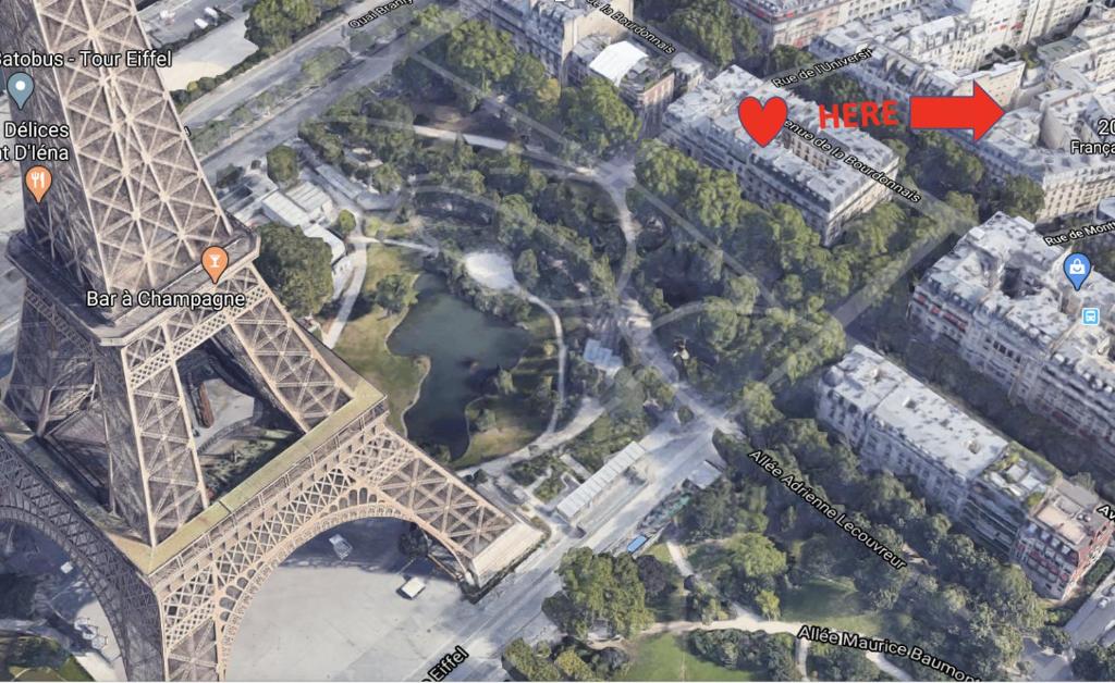 une carte de la tour eiffel à cœur rouge dans l'établissement brouilly apartment one block from Eiffel Tower, à Paris
