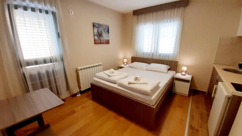 Postel nebo postele na pokoji v ubytování Pilon apartments