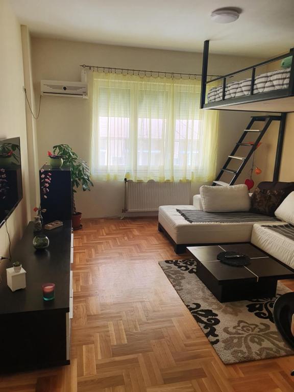 - un salon avec un canapé et des lits superposés dans l'établissement Stankovic apartman, à Niš