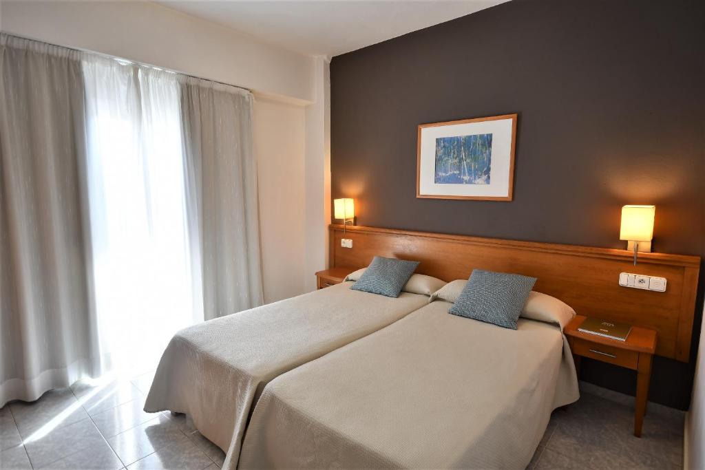 A bed or beds in a room at Hostal Mallorca