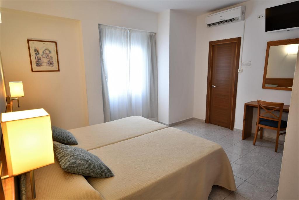 A bed or beds in a room at Hostal Mallorca