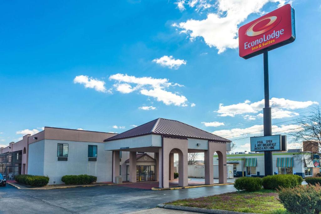 a building with a sign for a restaurant at Econo Lodge & Suites Clarksville in Clarksville
