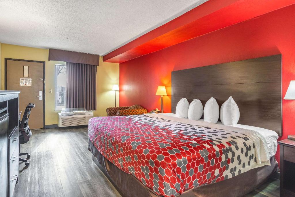 Econo Lodge & Suites Clarksville - King Room - No Fumadores