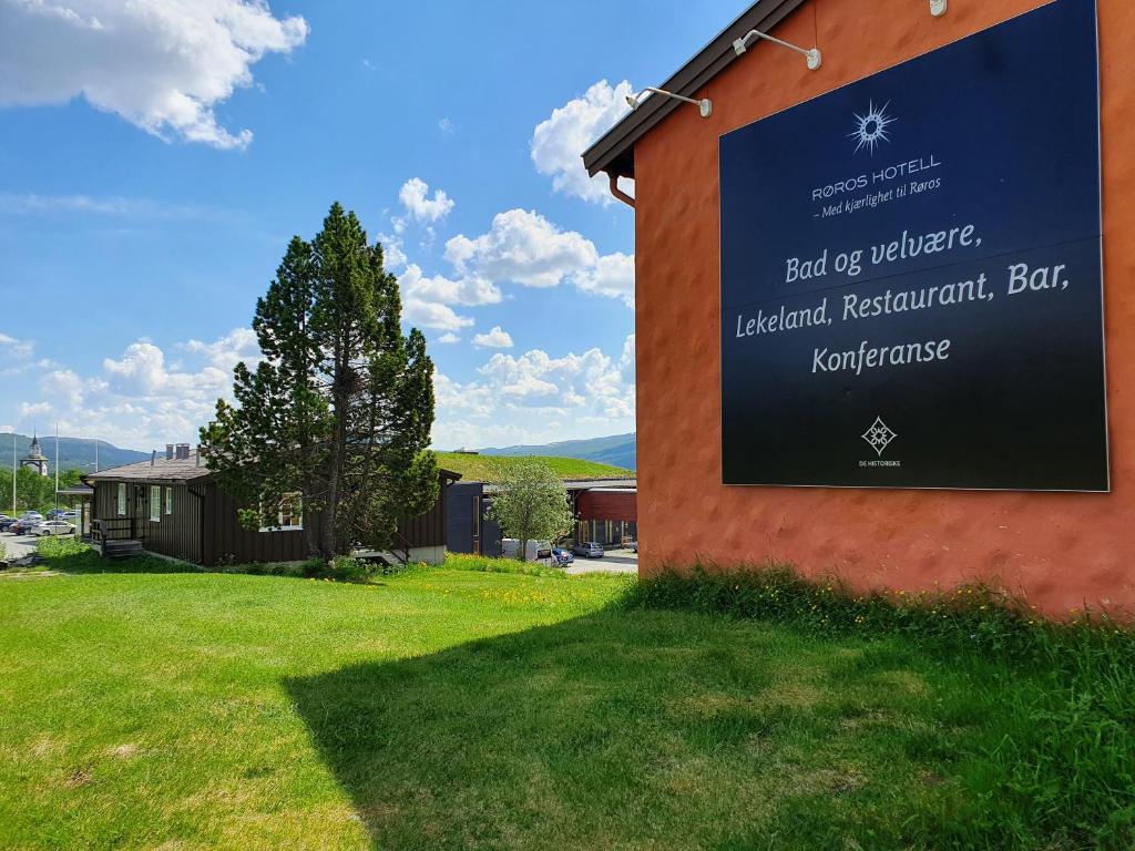 Nespecifikovaný výhled na hory nebo výhled na hory při pohledu z hotelu