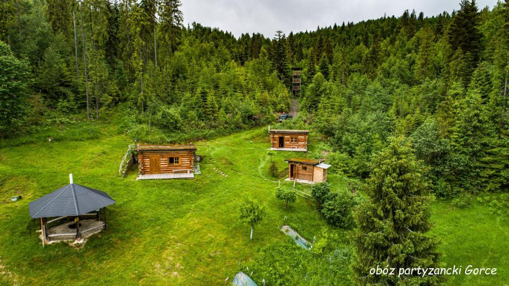 an aerial view of a cabin in a forest at Obóz partyzancki Gorce in Waksmund