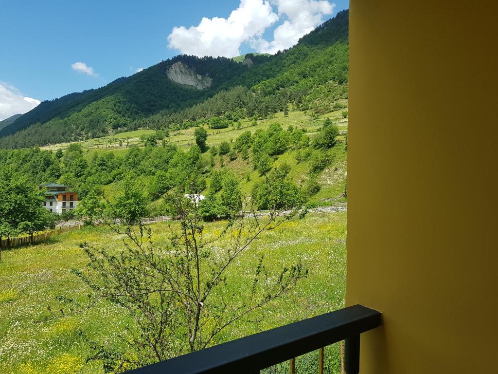 Nespecifikovaný výhled na hory nebo výhled na hory při pohledu z hotelu