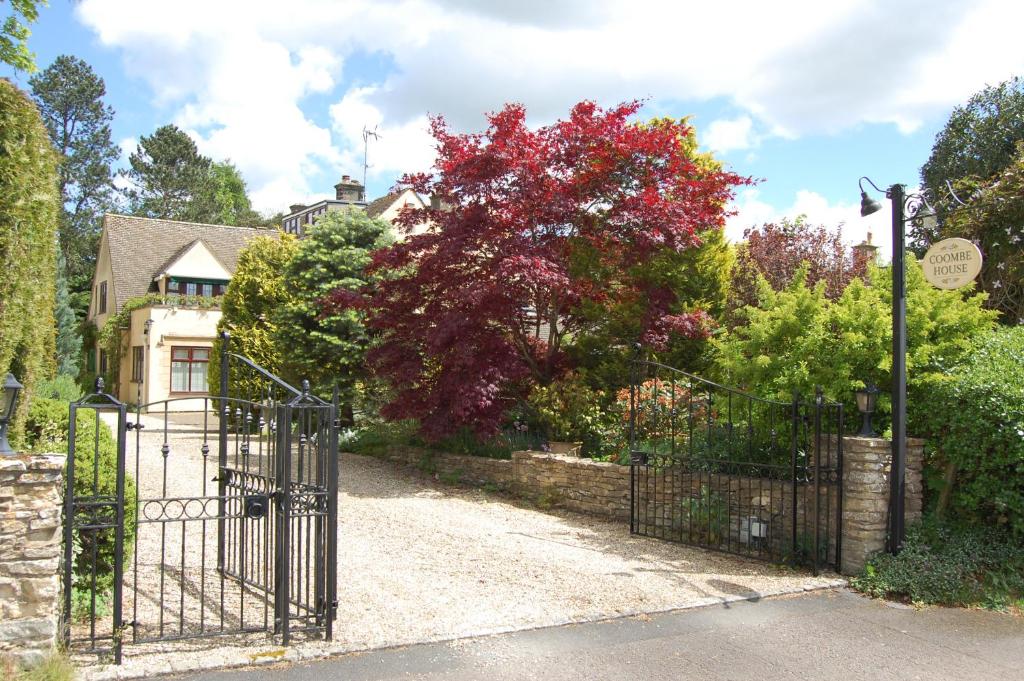 un portail en face d'une maison dans l'établissement Coombe House, à Bourton-on-the-Water