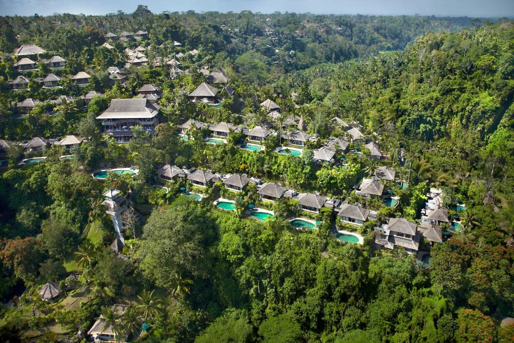 uma vista aérea de um resort na selva em The Royal Pita Maha em Ubud