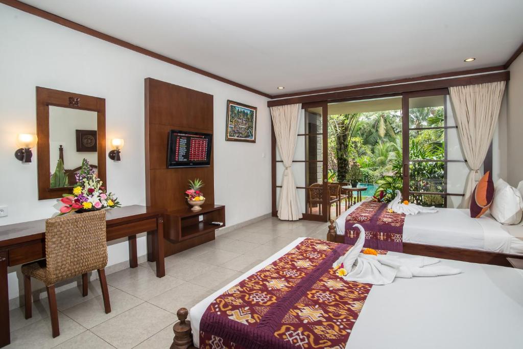 Postel nebo postele na pokoji v ubytování Kori Ubud Resort, Restaurant & Spa