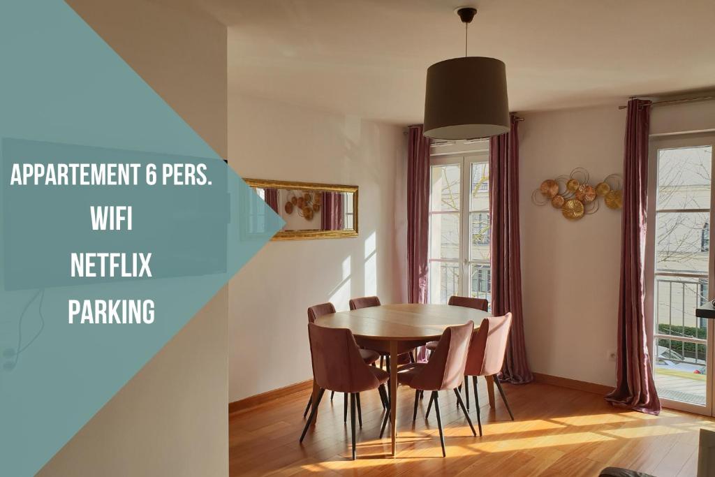 an apartment with a dining room with a table and chairs at Appartement 7 personnes - Disneyland Paris in Serris