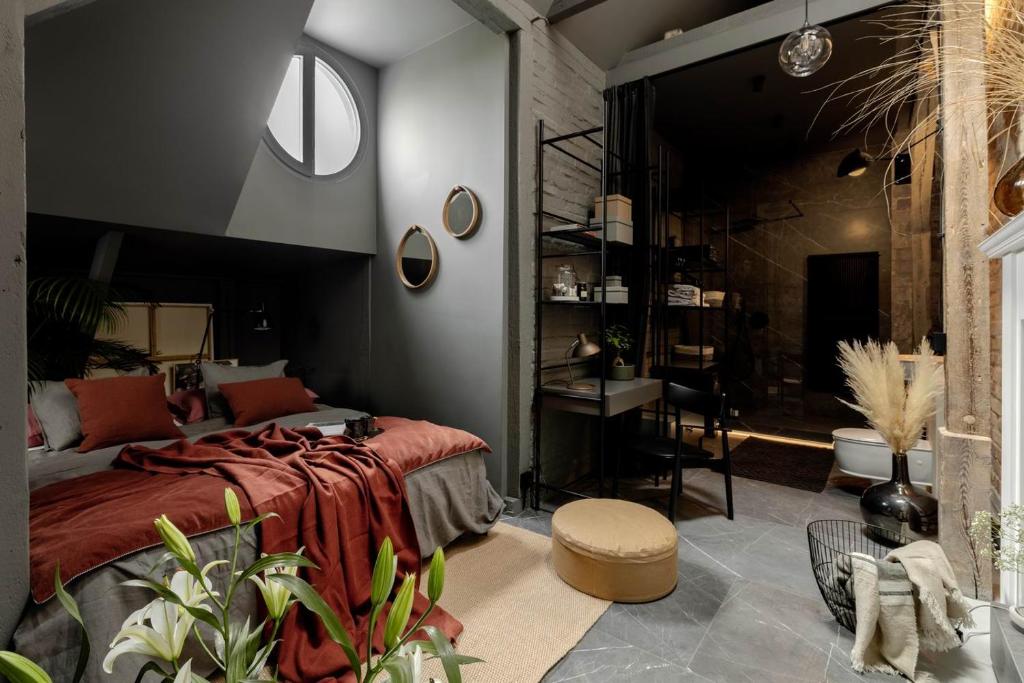 1 dormitorio con 1 cama y baño con ducha en Mystictone - loft in the heart of Warsaw - Nowy Świat ROOMTONES, en Varsovia