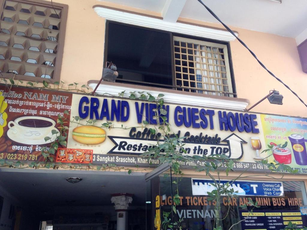 un panneau sur le côté d'un bâtiment dans l'établissement Grand View Guesthouse, à Phnom Penh