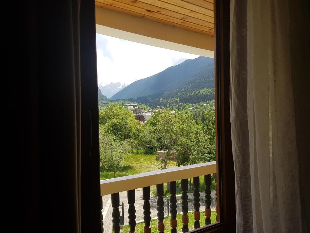 Nespecifikovaný výhled na hory nebo výhled na hory při pohledu z hotelu